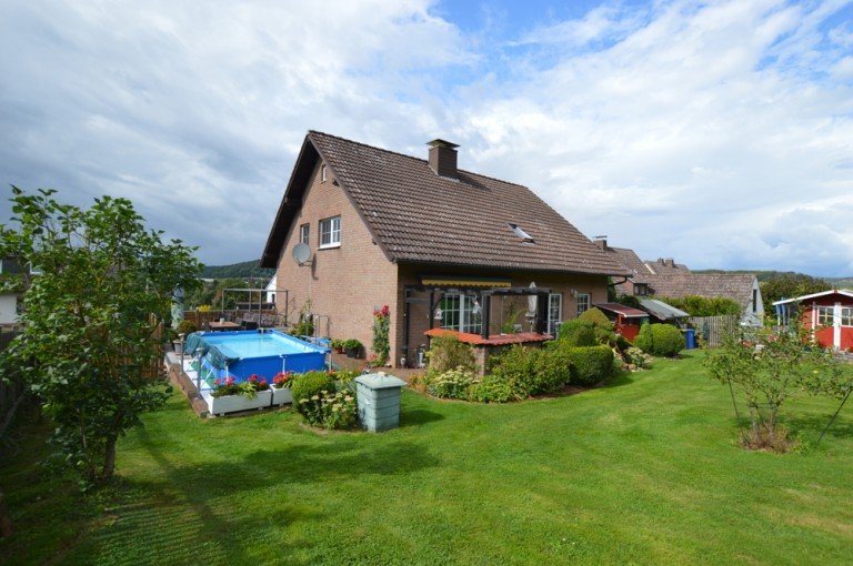 Hausansicht Garten Bad Driburg Einfamilienhaus VerkauftIhr neues Zuhausegem�tlich und familienfreundlichEin/Zweifamilienhaus mit gro�em Garten in Bad Driburg OT