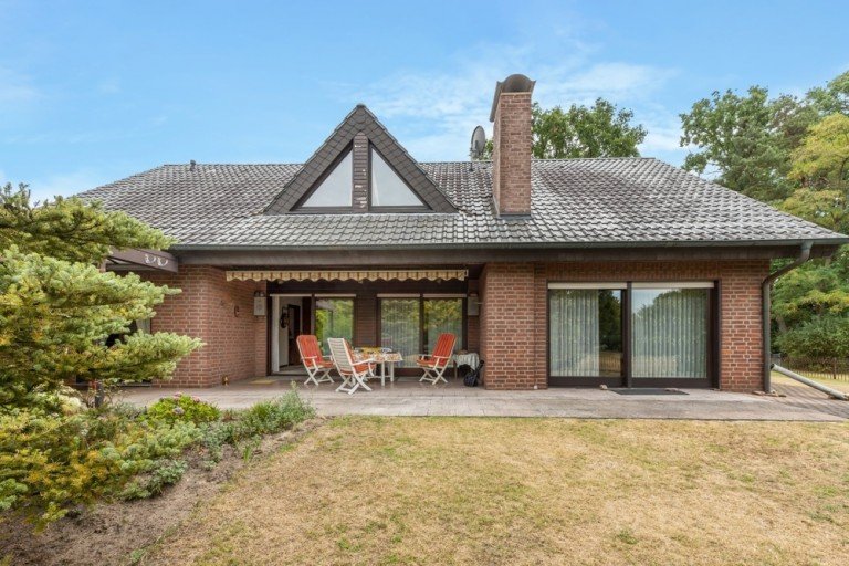 Garten G�tersloh / Friedrichsdorf Zweifamilienhaus VerkauftFreistehendes Zweifamilienhaus mit gro�em Fl�chenangebot, Doppelgarage, G�tersloh-OT