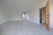 Wohnzimmer Gro�z�gige 4-Zimmer Wohnung, Erdgeschoss mit Terrasse in Schlo�-Neuhaus
Bezugsfrei ab 1.August 2024