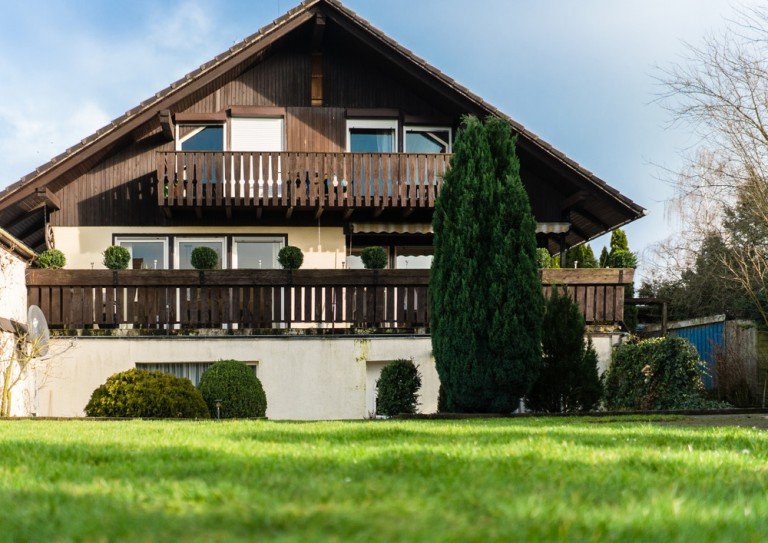 Hausansicht Garten Schlangen Zweifamilienhaus Verkauft2-Generationen-Haus mit gro�em Garten inSchlangen! 260 m� Wfl.F�r Kapitalanleger Gute Rendite