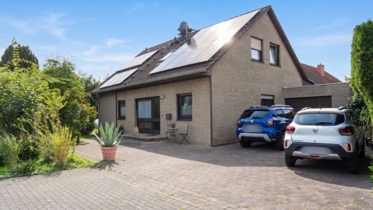 1Hausansicht Langenberg Zweifamilienhaus modern-gem�tlich und familienfreundlichZweifamilienhaus mit Pool und Photovoltaik in Langenberg.